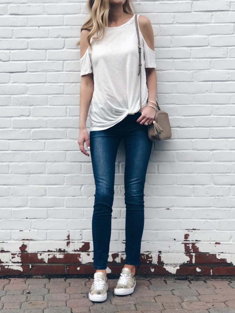 Connecticut life and style blogger, Pinteresting Plans shares Spring outfit ideas with fun statement sleeves. From bell sleeves to ruffled sleeves.