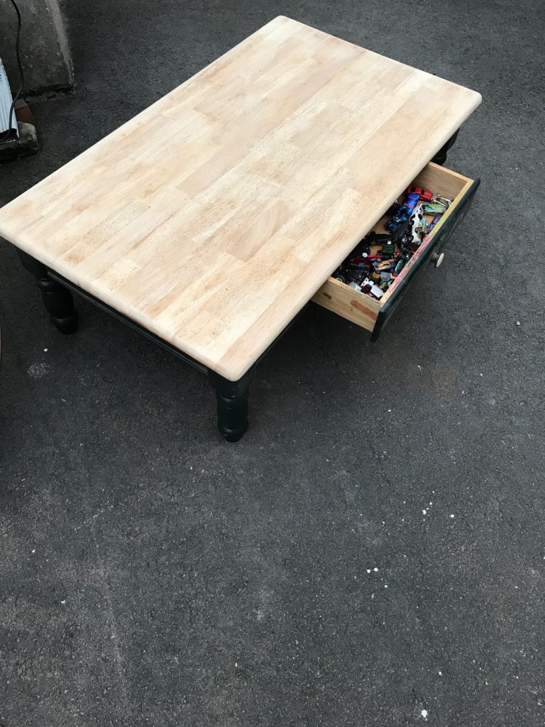 farmhouse coffee table makeover - the before pic of the coffee table