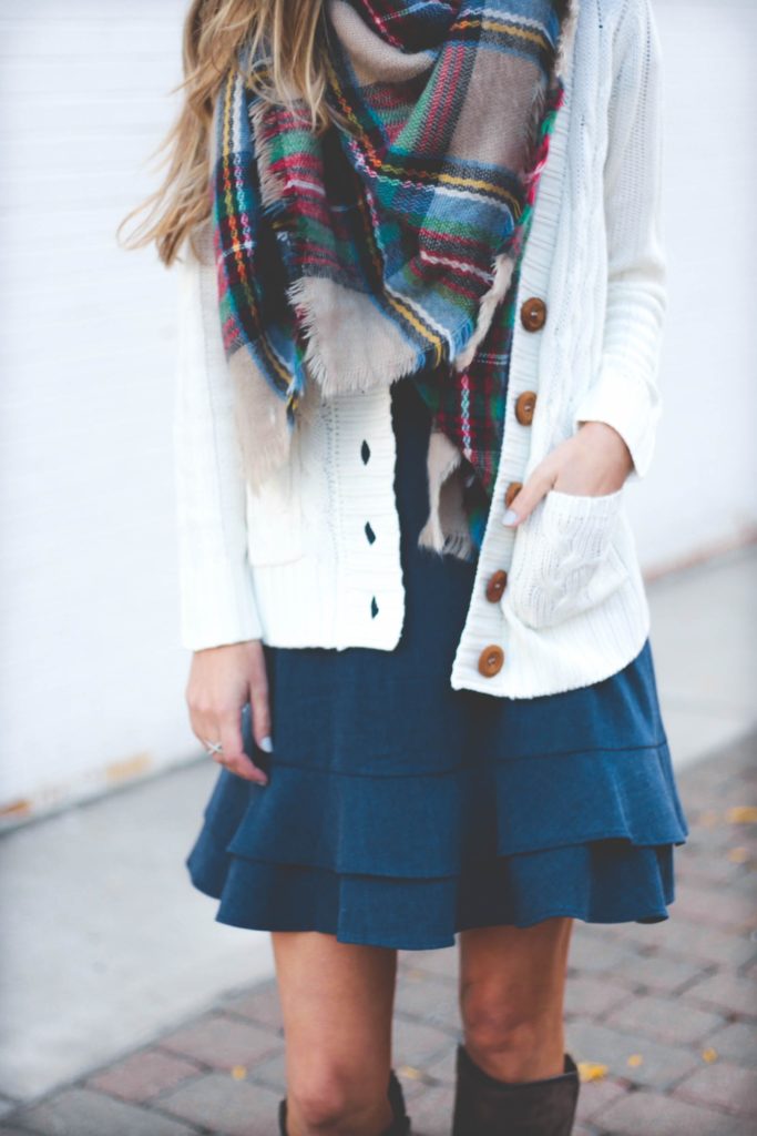 TUTORIAL: how to tie a blanket scarf over a Fall dress on pinterestingplans