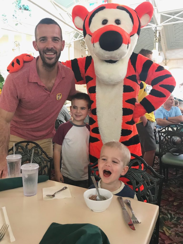  tips for magic kingdom - character dinner at the Crystal Palace