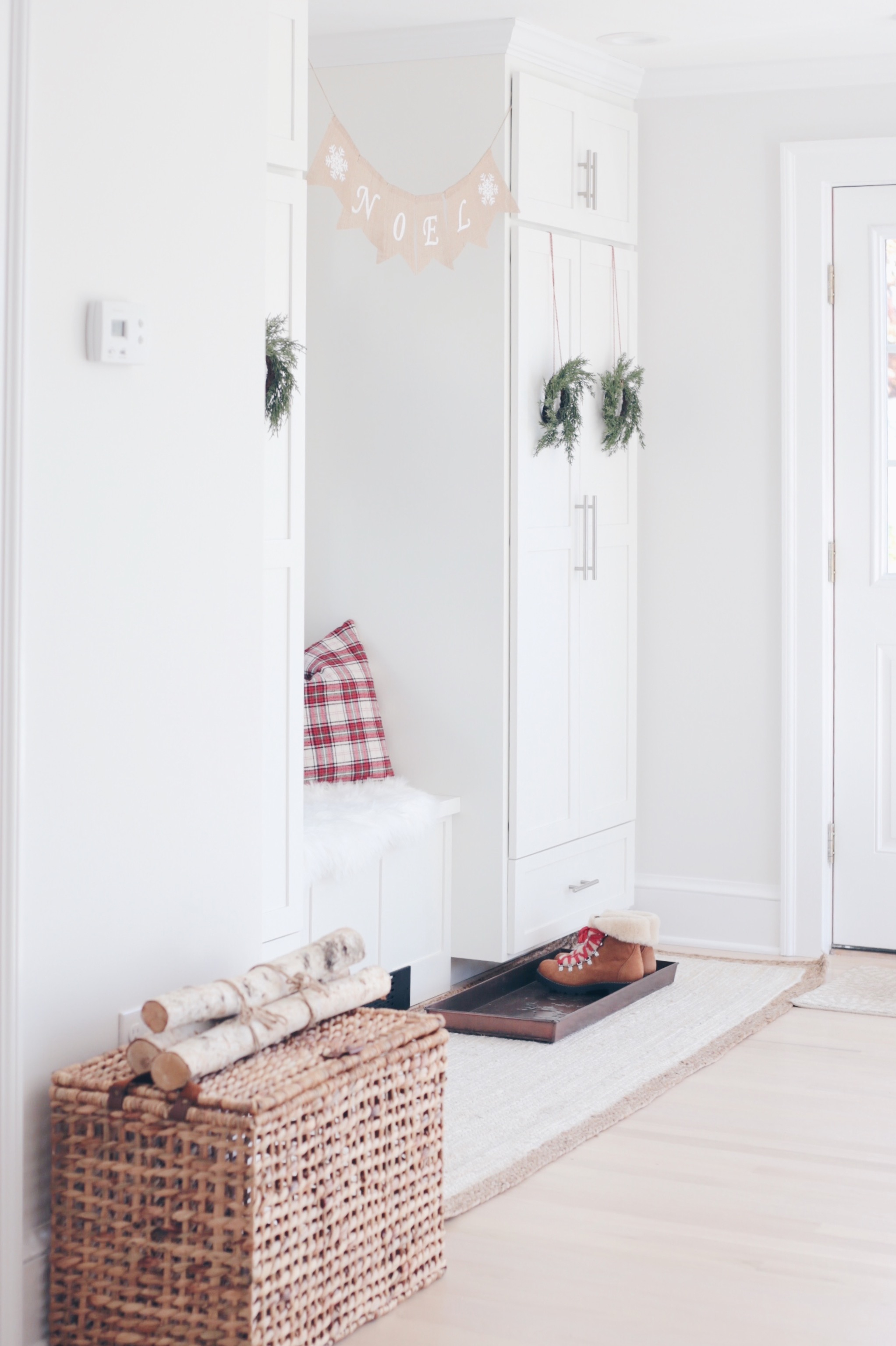  hoilday mudroom decor - jute runner and boot tray on pinteresting plans blog