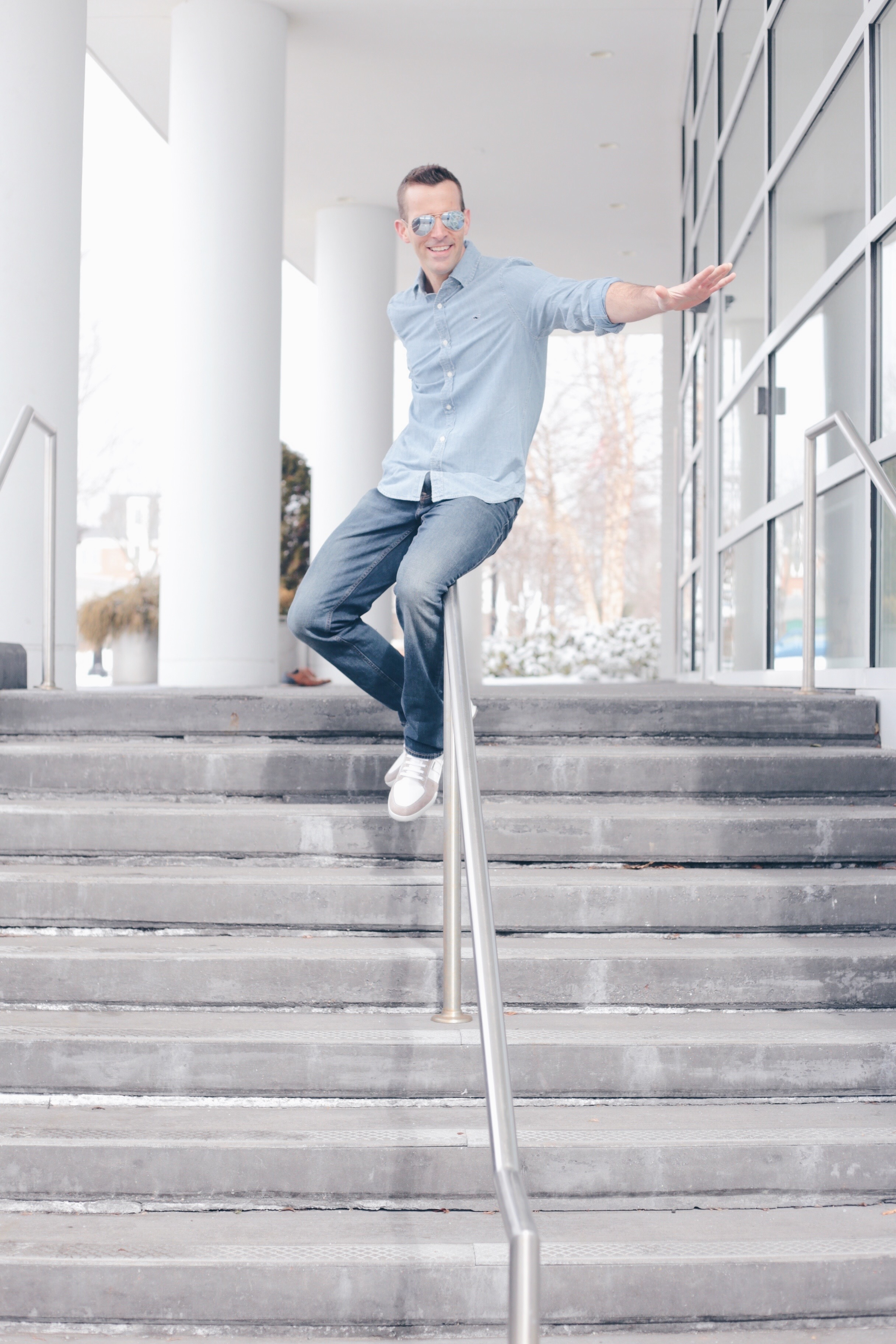 men's spring capsule wardrobe 2019 - men's spring outfit with chambray shirt