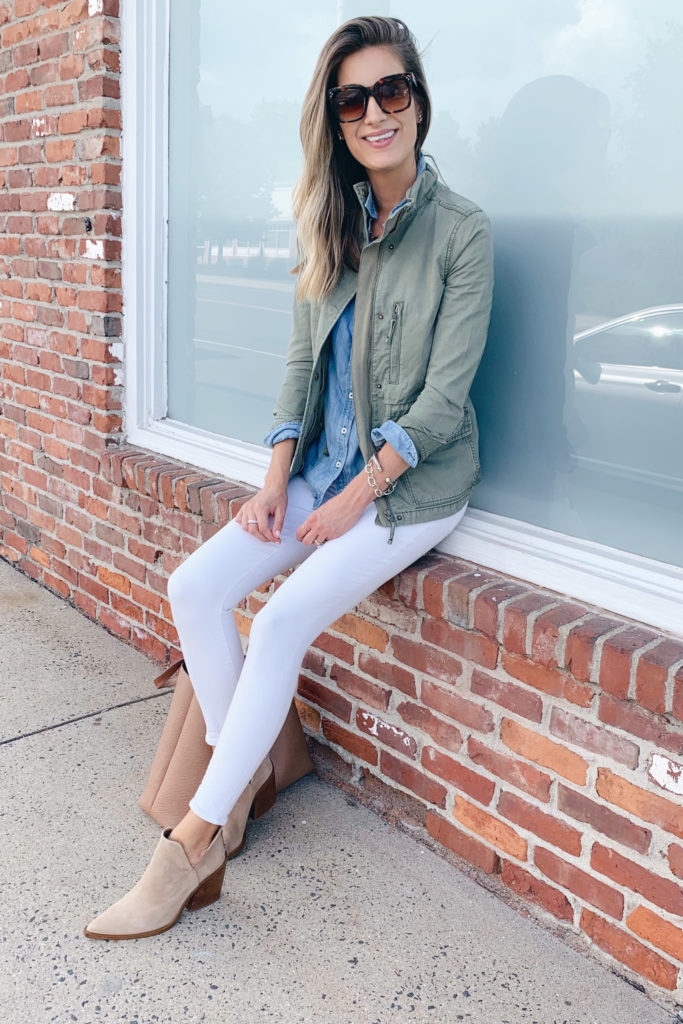 connecticut fashion blogger wearing casual fall capsule wardrobe outfit on pinteresting plans blog