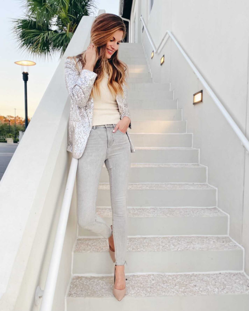 cute holiday outfit ideas with skinny jeans and heels