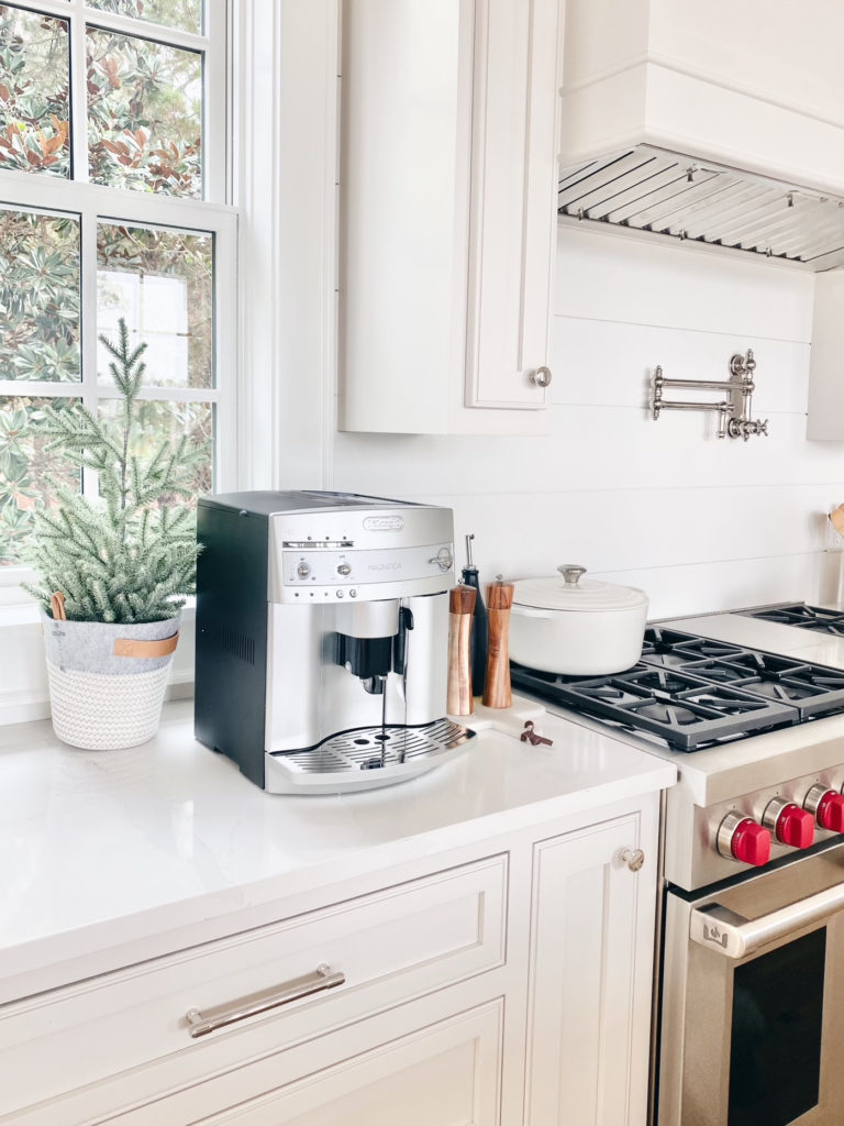 de'longhi automatic coffee/espresso machine as a gift idea for coffee lovers 
