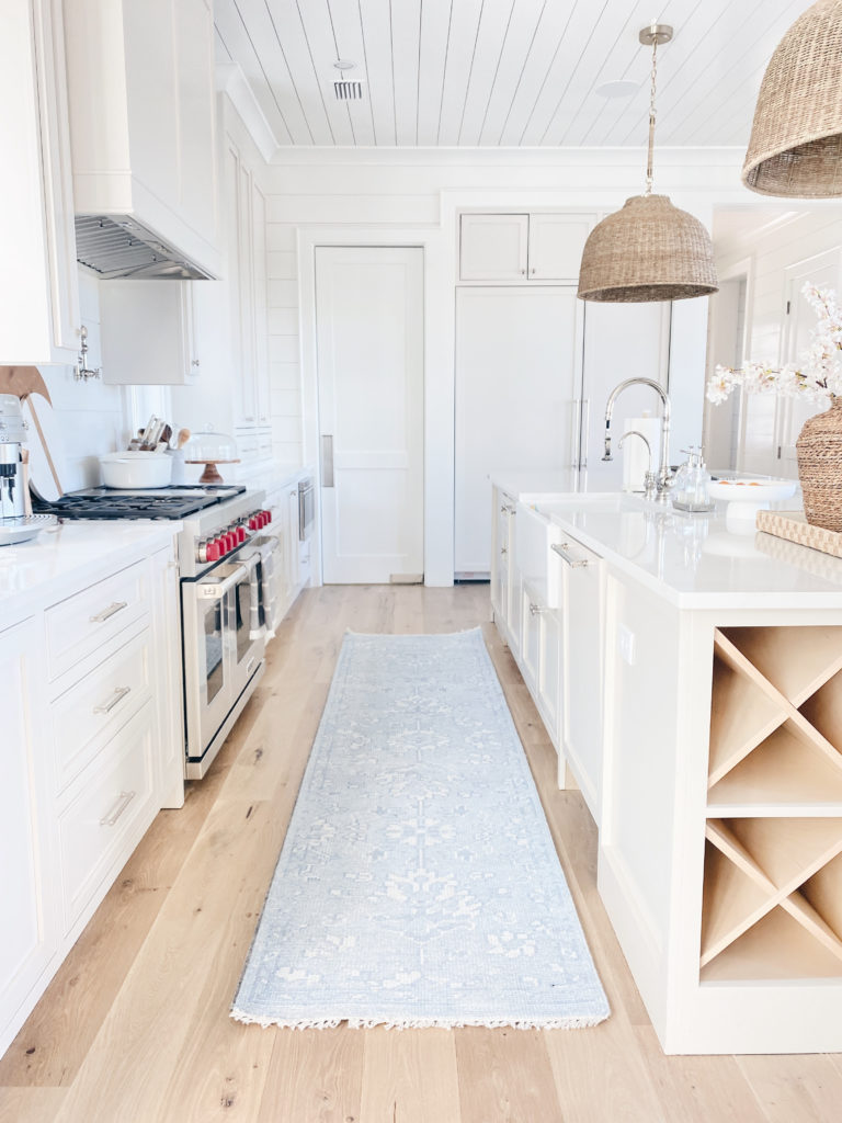 bright and airy coastal kitchen decor ideas